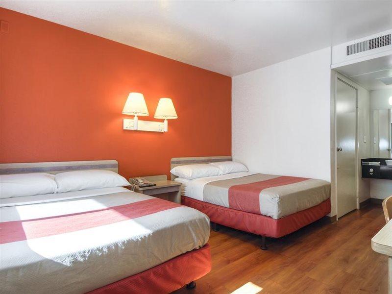 Hotel 6-oceanside, Ca