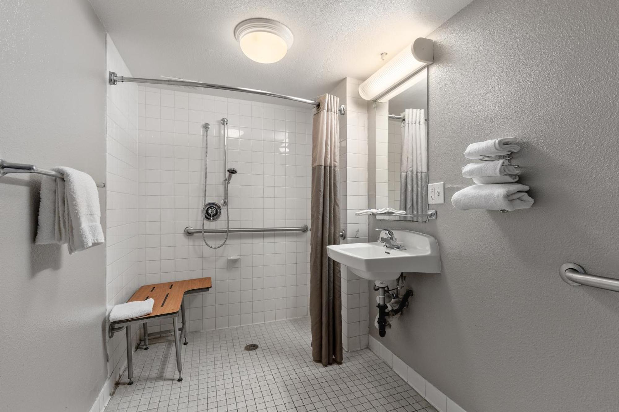 Hotel 6-oceanside, Ca