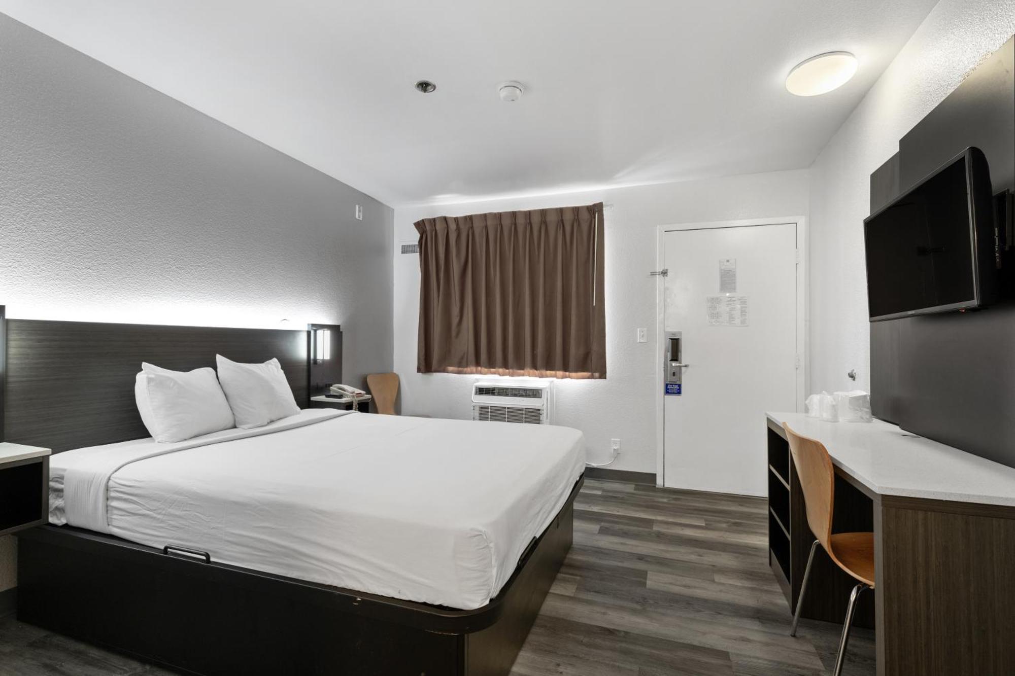 Hotel 6-oceanside, Ca