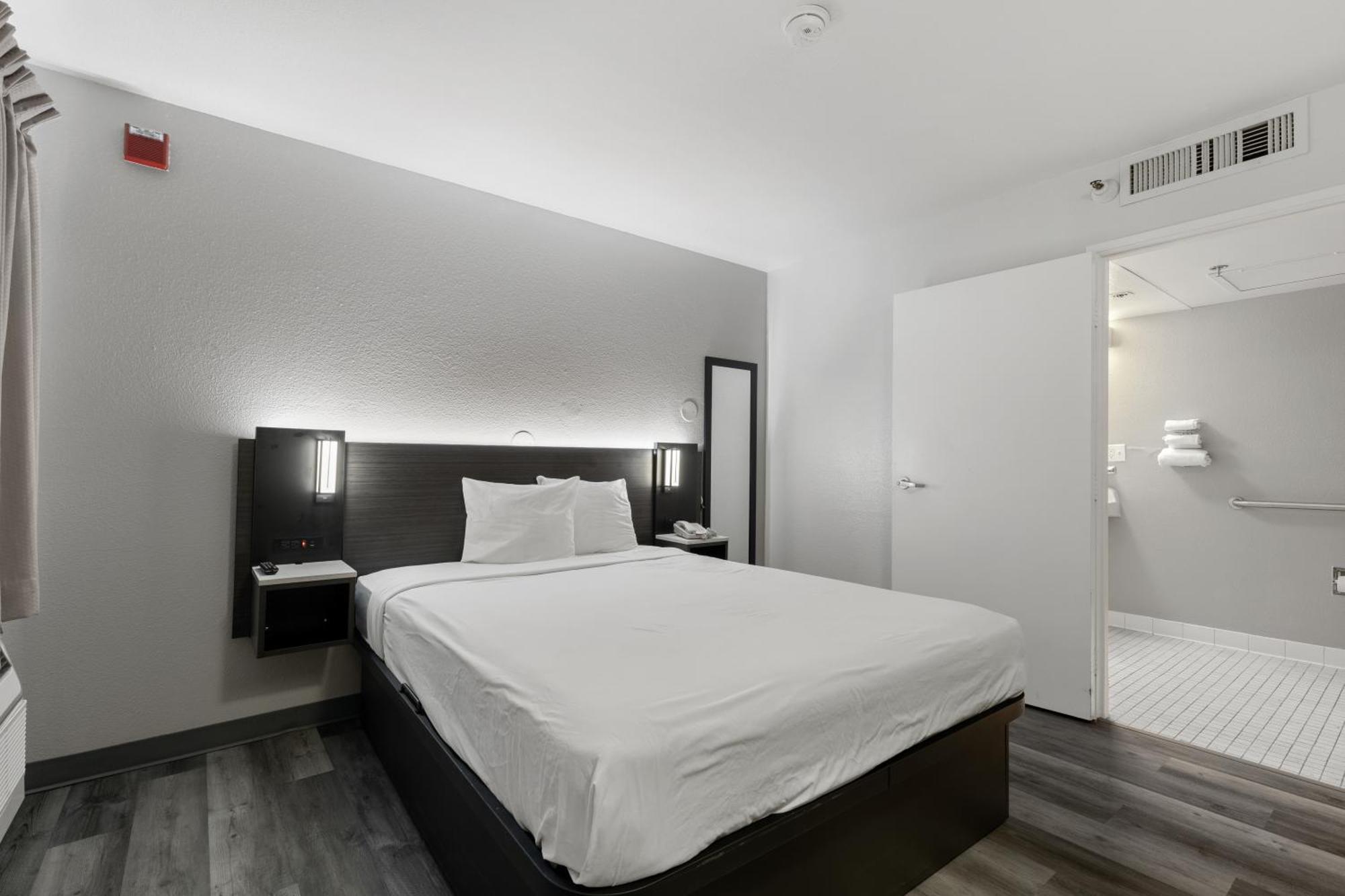 Hotel 6-oceanside, Ca