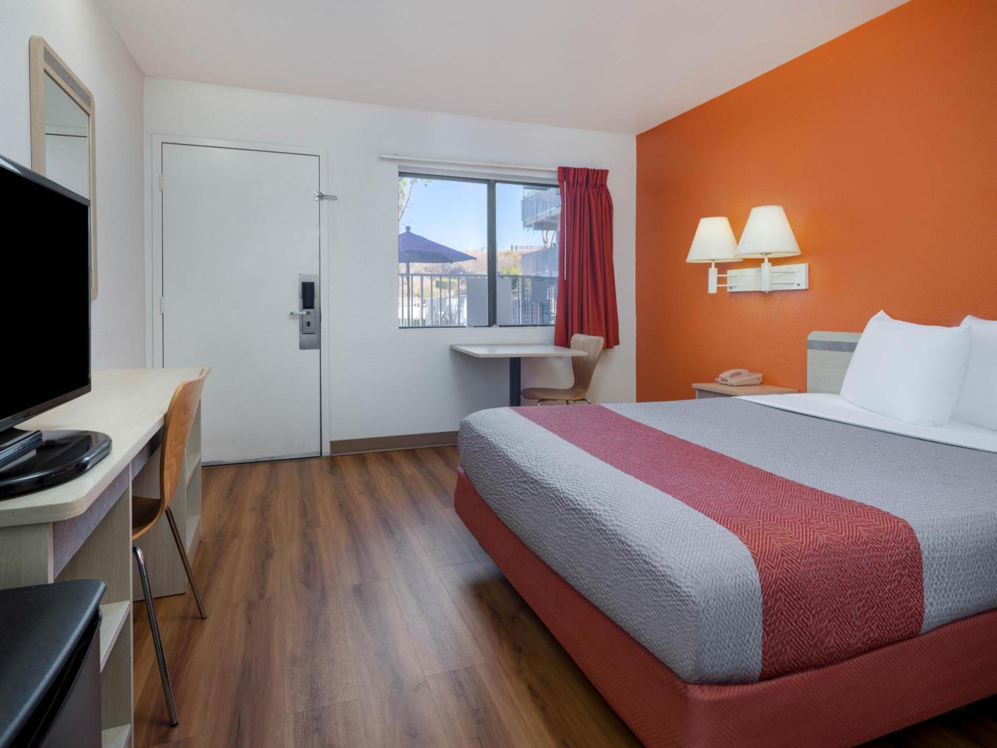 Hotel 6-oceanside, Ca